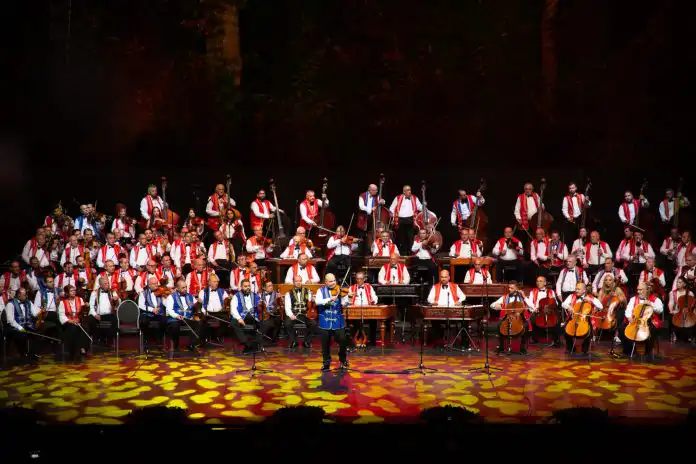 Spektakl iz Guinnessove knjige rekorda stiže u Dalmaciju: „Sto romskih violina“ u Splitu i Zadru Spektakl iz Guinnessove knjige rekorda stiže u Dalmaciju: „Sto romskih violina“ u Splitu i Zadru