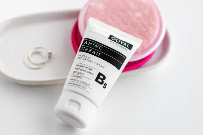 Amino krema B5 odlična je za svakodnevnu beauty rutinu, saznajte zašto. Amino krema B5 odlična je za svakodnevnu beauty rutinu, saznajte zašto.