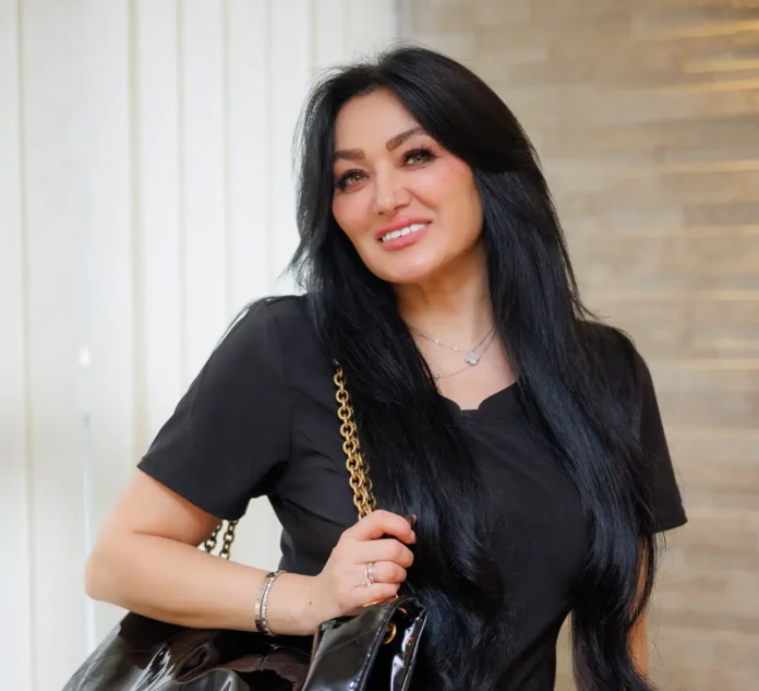 Vivian Jurković otkriva sadržaj svoje torbe. Vivian Jurković otkriva sadržaj svoje torbe.