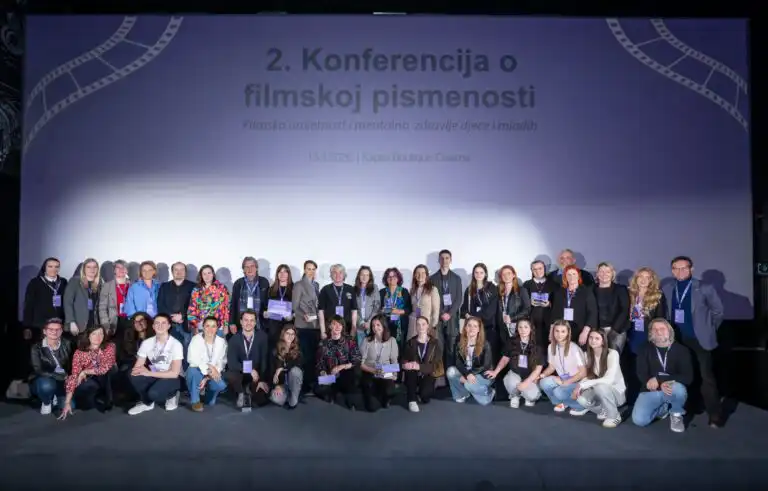 Evo kako kroz zajedničko gledanje filma pokrenuti teške razgovore s djetetom?