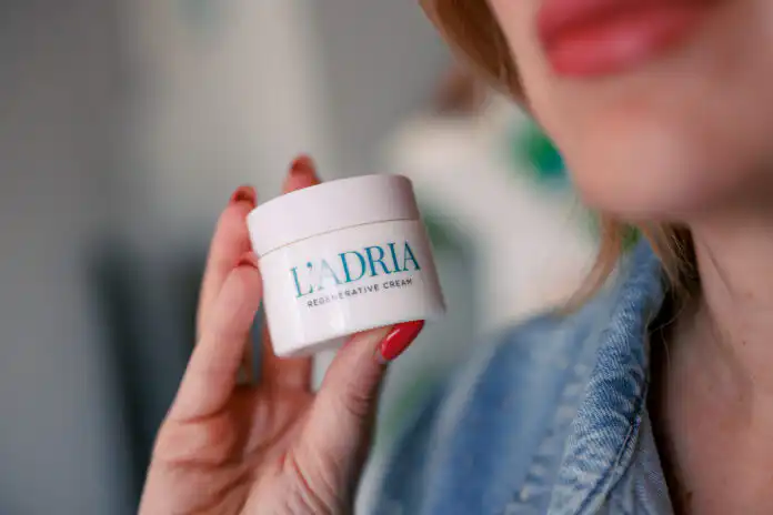 L’ADRIA Regenerative cream je izvrstan odabir ako vam je koža suha. L’ADRIA Regenerative cream je izvrstan odabir ako vam je koža suha.