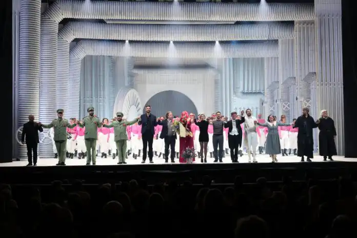 Turandot nagrađen stajaćim ovacijama publike. Turandot nagrađen stajaćim ovacijama publike.