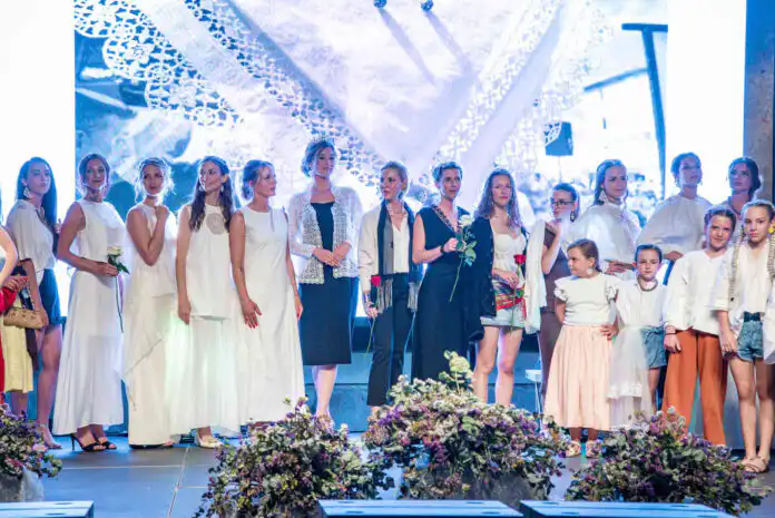 Kad pozornica postane pozornica baštine i modnih niti – “Nosiva tradicija” u Pagu. Kad pozornica postane pozornica baštine i modnih niti – “Nosiva tradicija” u Pagu.