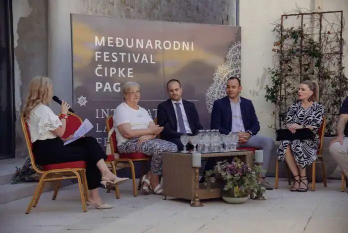 Međunarodni Festival paške čipke u fokus stavio tradiciju i zajedništvo generacija. Međunarodni Festival paške čipke u fokus stavio tradiciju i zajedništvo generacija.