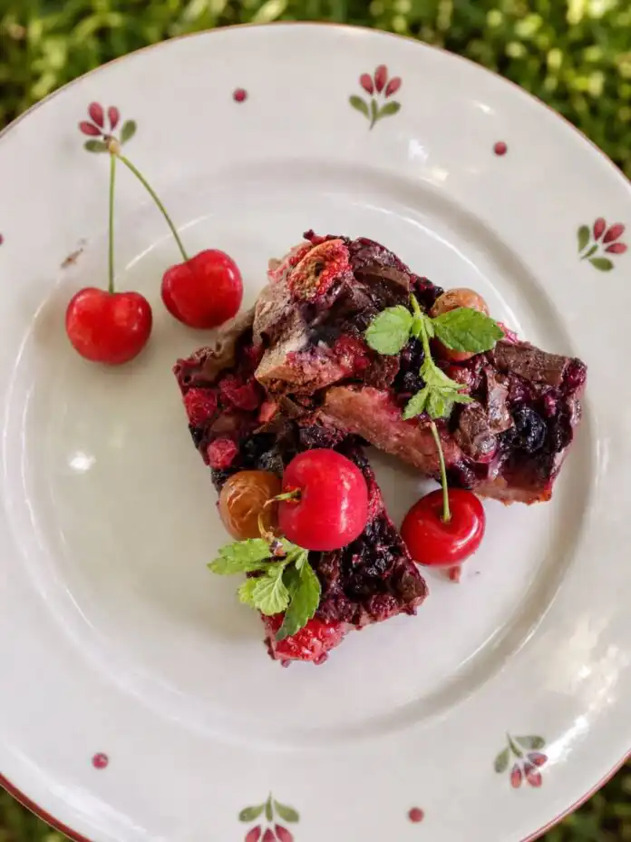 Savršen ljetni desert: Čokoladni ricotta cheesecake sa šumskim voćem i trešnjama Savršen ljetni desert: Čokoladni ricotta cheesecake sa šumskim voćem i trešnjama