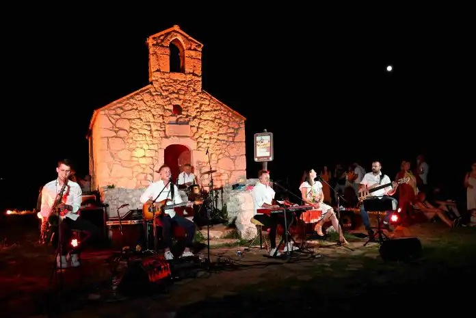 Otočić San Marino: Večer posvećena Oliveru Dragojeviću posebno je iskustvo. Otočić San Marino: Večer posvećena Oliveru Dragojeviću posebno je iskustvo.
