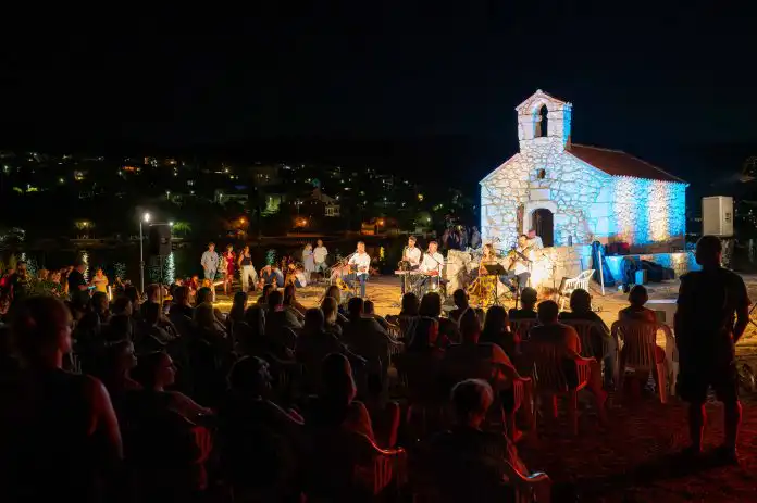 Glazbena večer „U čast Oliveru“ ispunila otočić San Marino emocijama i pjesmom. Glazbena večer „U čast Oliveru“ ispunila otočić San Marino emocijama i pjesmom.