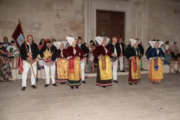 Paški karneval: Tradicija i zabava u Pagu Paški karneval: Tradicija i zabava u Pagu