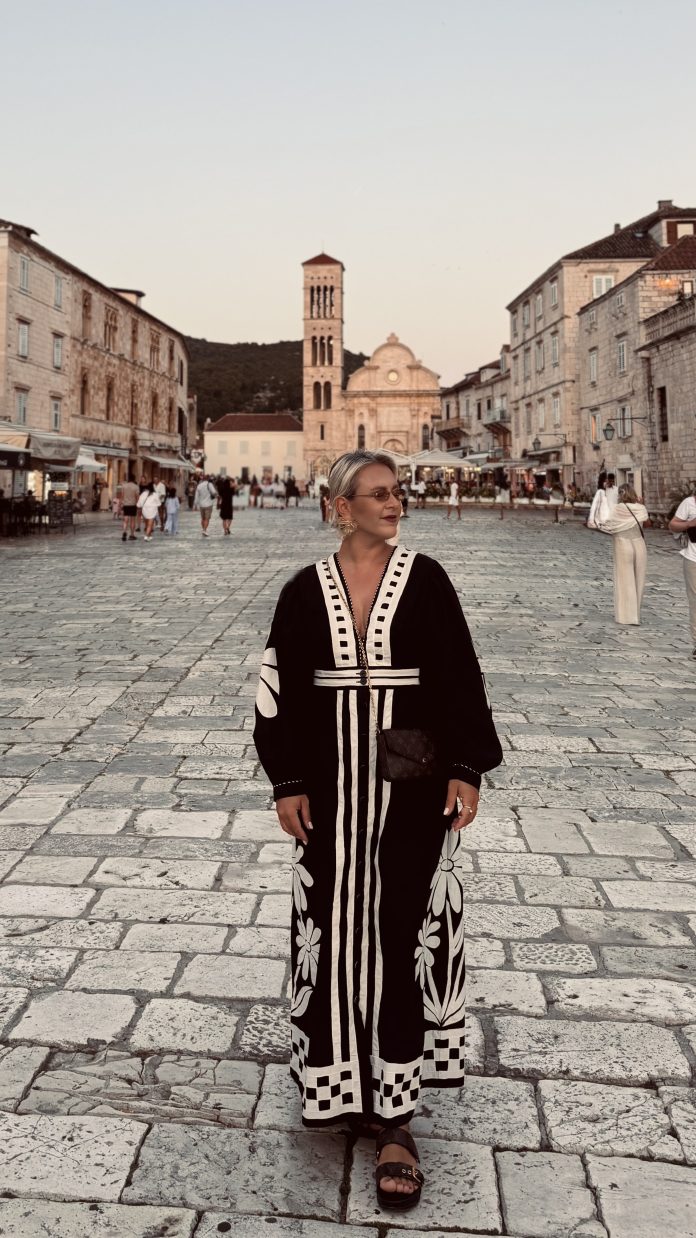 Priča o jednom otoku i jednoj ženi. Inspirirala nas je Hvarska Zorana. Priča o jednom otoku i jednoj ženi. Inspirirala nas je Hvarska Zorana.