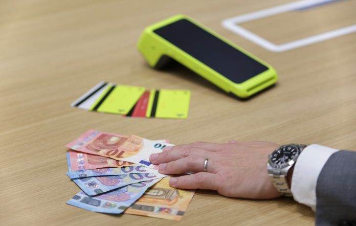 Plaćanje gotovinom, karticom ili mobitelom: Što je zapravo sigurnije i pametnije? Plaćanje gotovinom, karticom ili mobitelom: Što je zapravo sigurnije i pametnije?