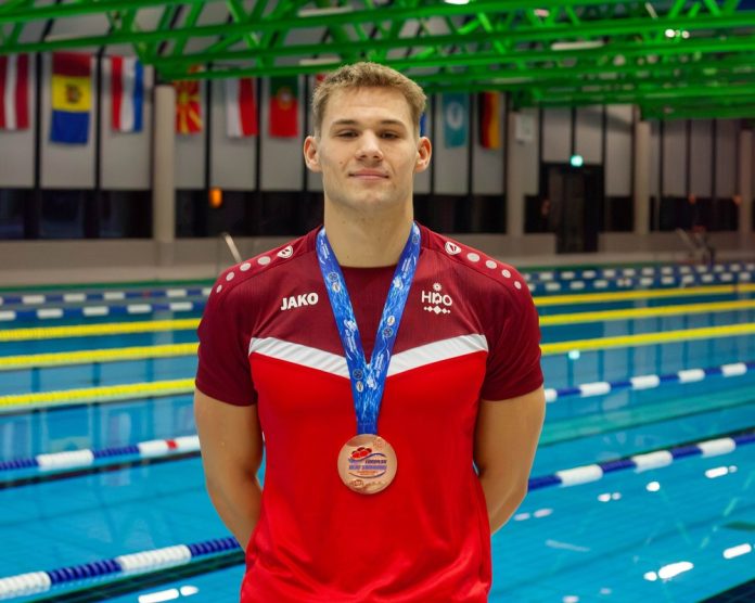 Riječanin Nikola Zdrilić osvojio dvije bronce na Europskom prvenstvu u plivanju za gluhe Riječanin Nikola Zdrilić osvojio dvije bronce na Europskom prvenstvu u plivanju za gluhe